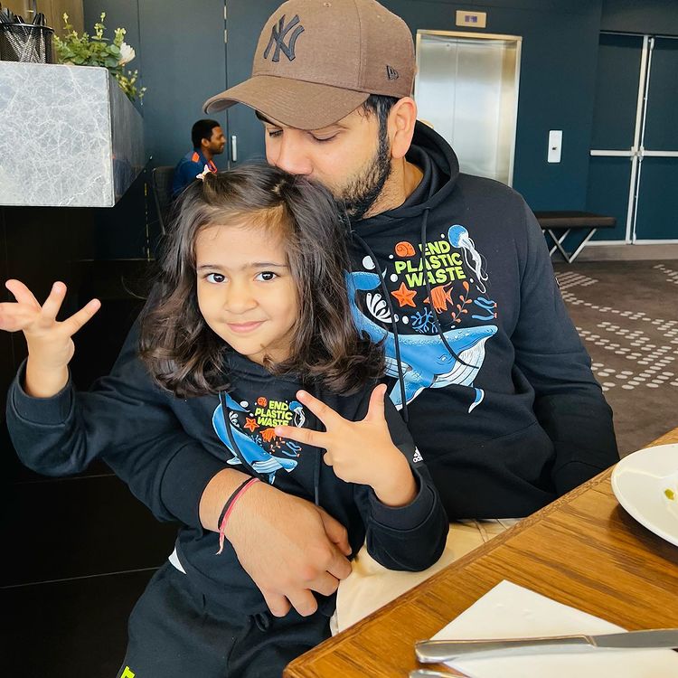 See the lovely picture of Rohit Sharma and his daughter's beautiful relationship 2819