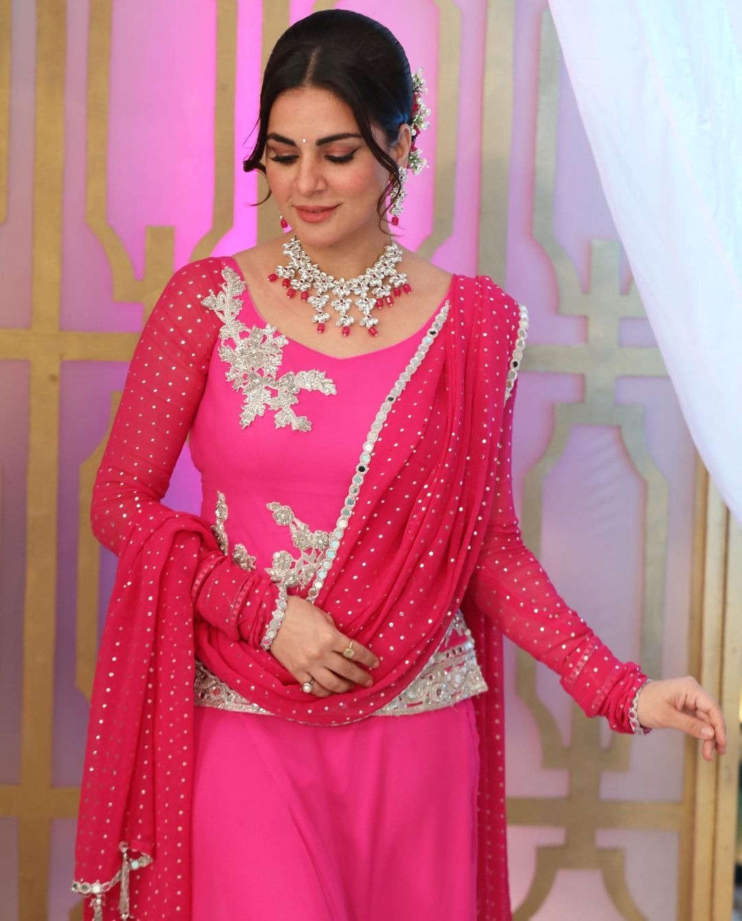 Shraddha Arya rocked in traditional and western outfit, see glimpse of her look 3696