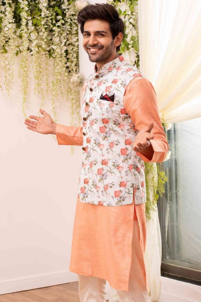 Varun Dhawan or Kartik Aaryan; Who looked more handsome in Jacket Sherwani 2785