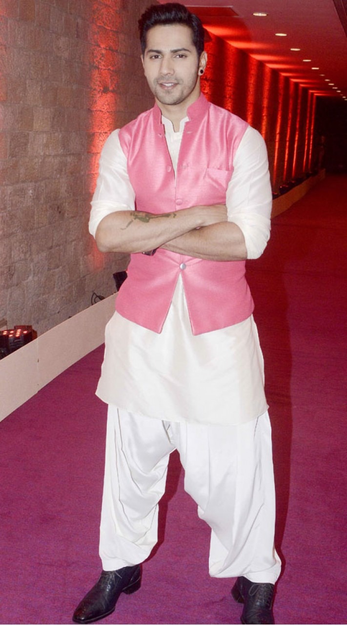 Varun Dhawan or Kartik Aaryan; Who looked more handsome in Jacket Sherwani 2786