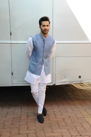 Varun Dhawan or Kartik Aaryan; Who looked more handsome in Jacket Sherwani 2788