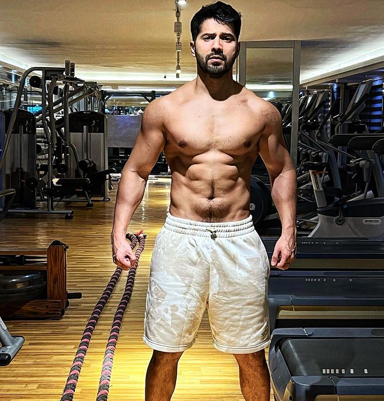 Varun Dhawan went shirtless, flaunted his abs 3356