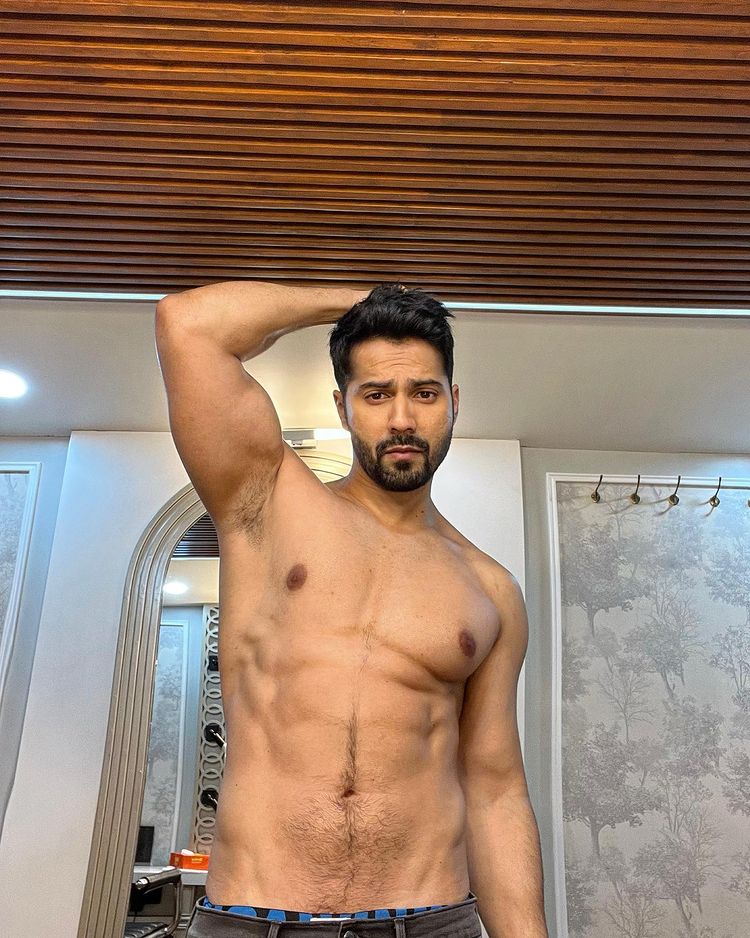 Varun Dhawan went shirtless, flaunted his abs 3357