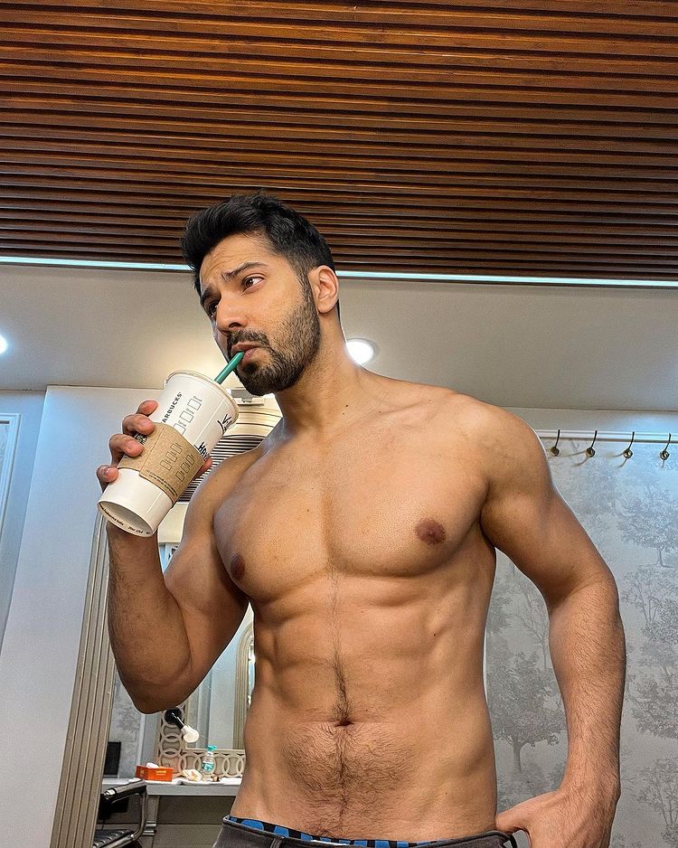 Varun Dhawan went shirtless, flaunted his abs 3358