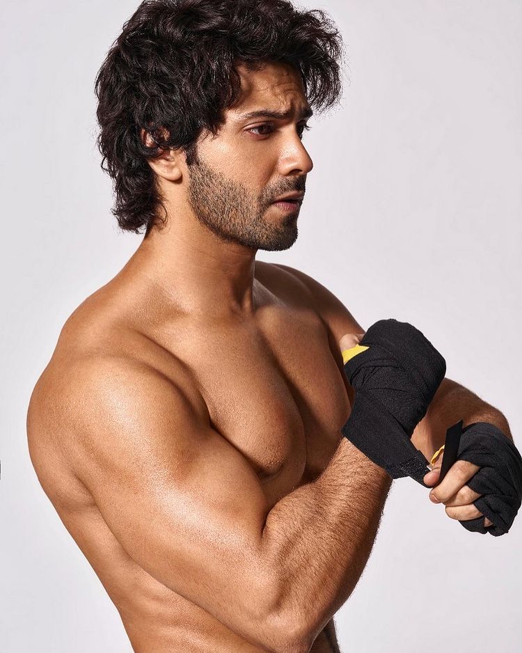 Varun Dhawan went shirtless, flaunted his abs 3359