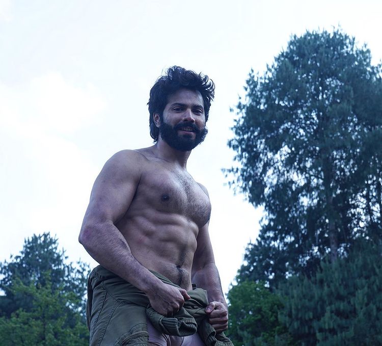 Varun Dhawan went shirtless, flaunted his abs 3361