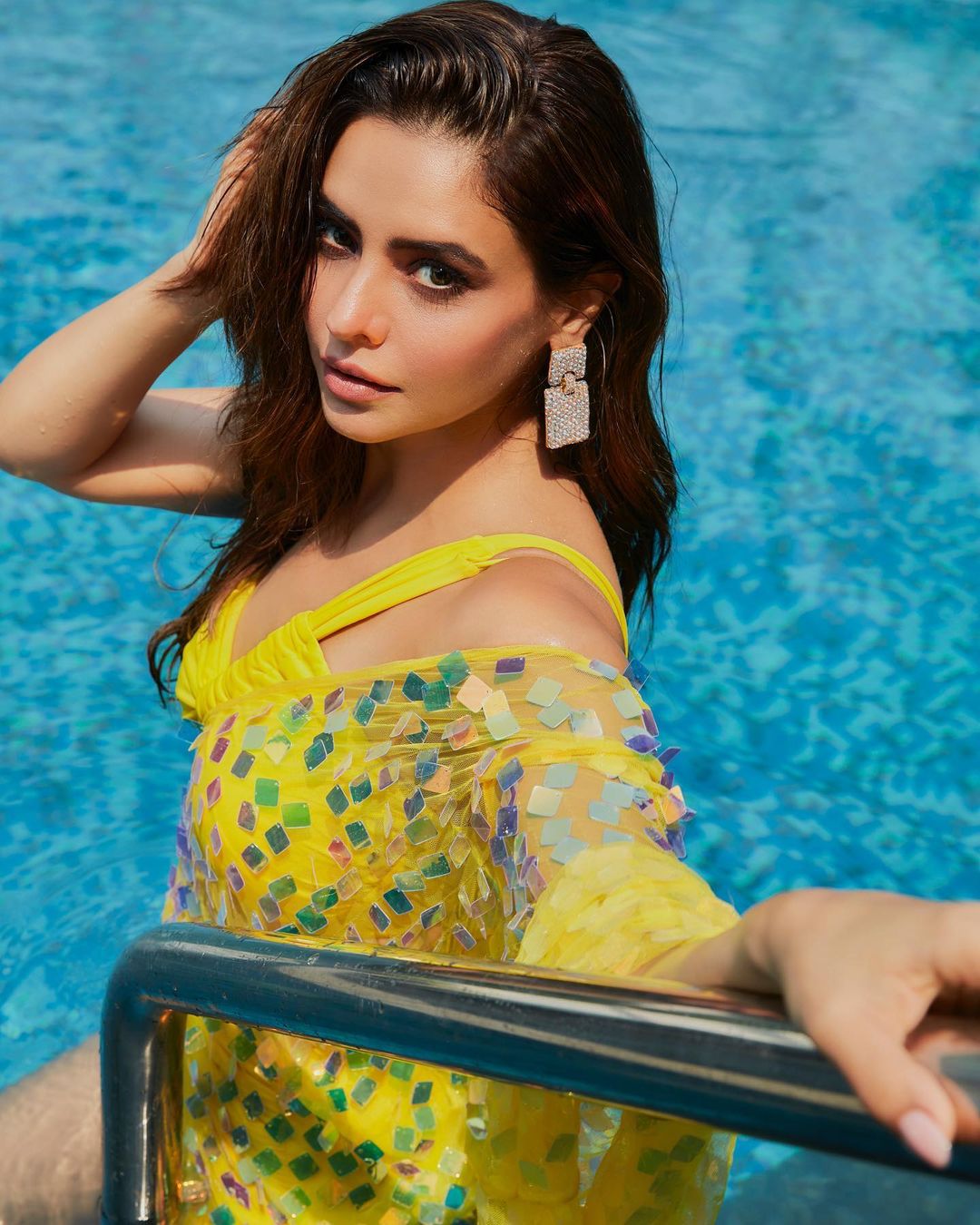 Aamna Sharif again crossed the limits of decency, made everyone crazy with her bikini look 5457