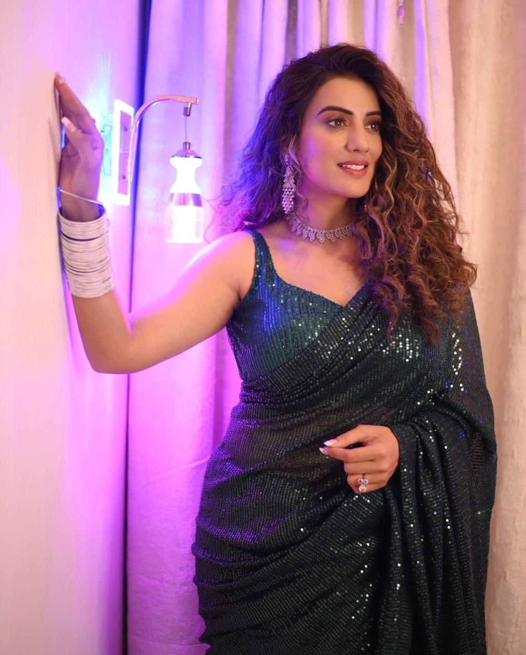 Akshara Singh shared her glamorous picture in saree 6037