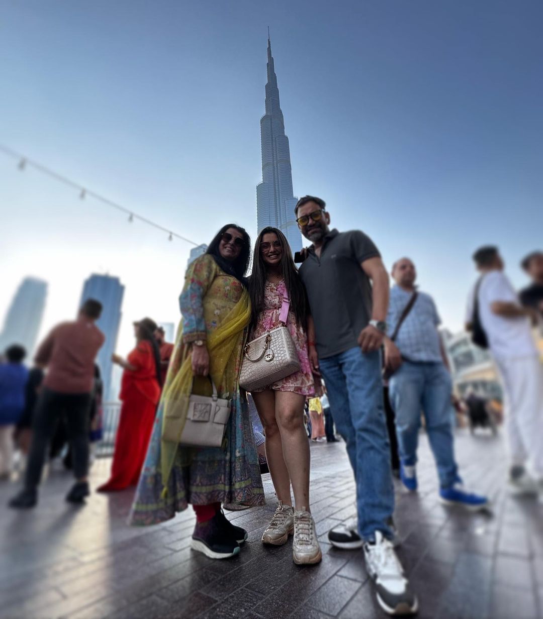 Amrapali Dubey was seen holidaying with Dinesh Lal Yadav in Dubai, shared photos 7234