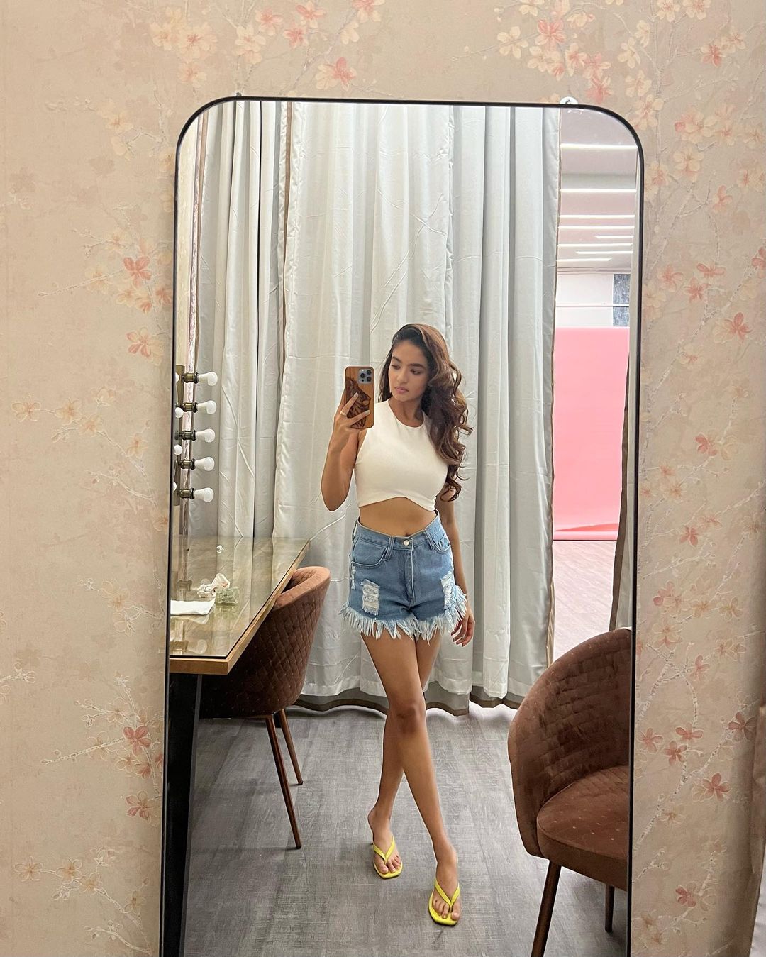 Avneet Kaur Vs Anushka Sen: Whose Mirror Selfie Game Is The Best? 6161