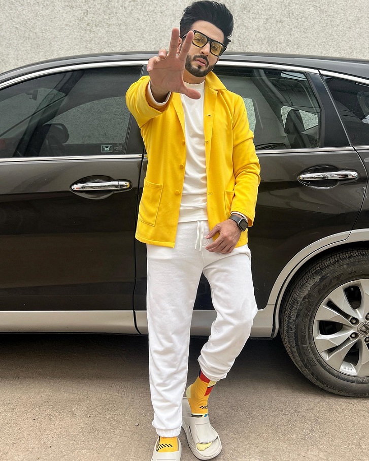 In which color clothes did Dheeraj Dhoopar look handsome? 8028