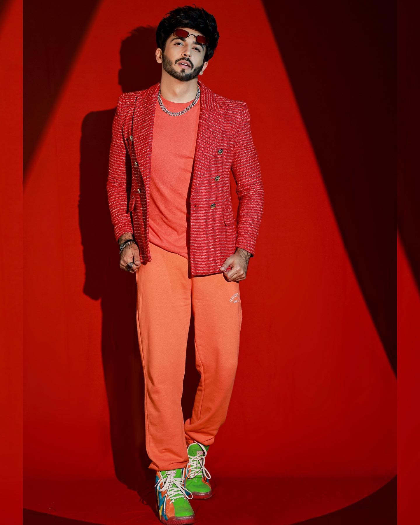 In which color clothes did Dheeraj Dhoopar look handsome? 8029