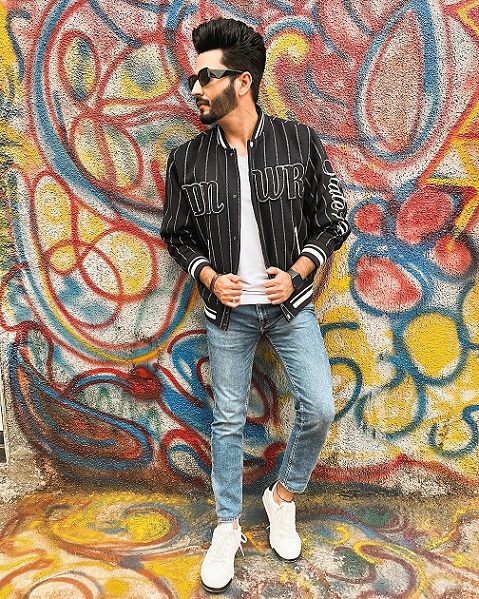 In which color clothes did Dheeraj Dhoopar look handsome? 8031