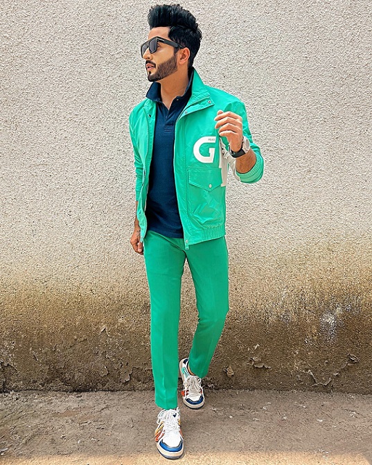 In which color clothes did Dheeraj Dhoopar look handsome? 8027