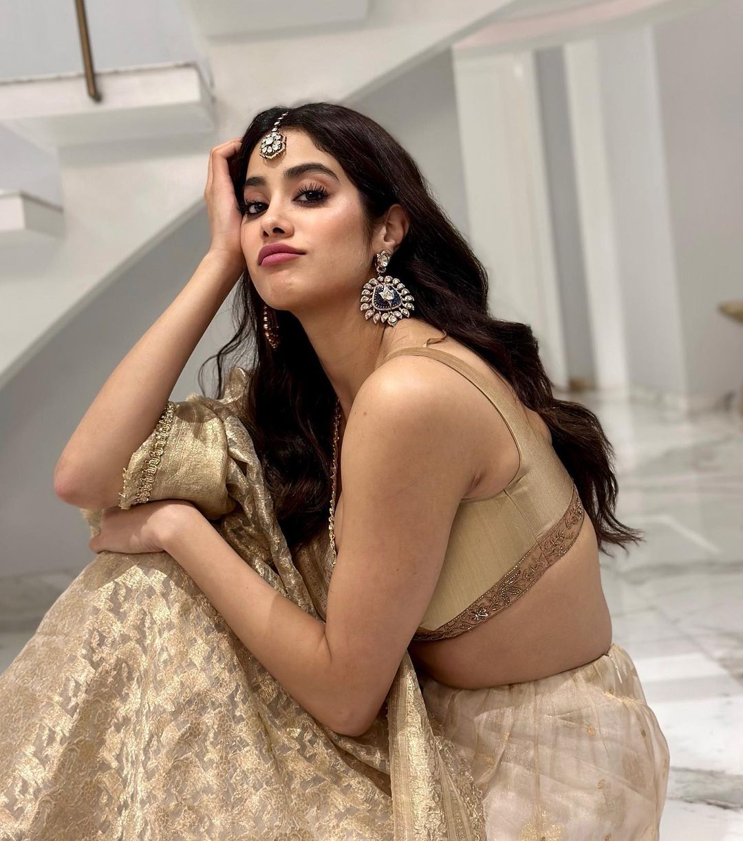 Janhvi Kapoor is making everyone's heart beat with open hair in lehenga 8297