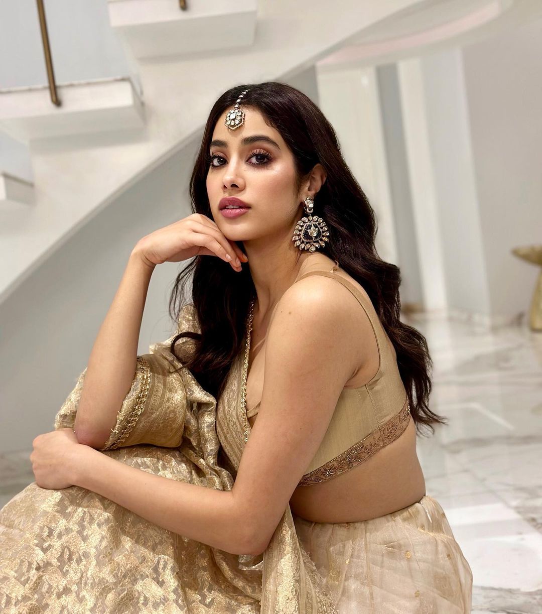 Janhvi Kapoor is making everyone's heart beat with open hair in lehenga 8299