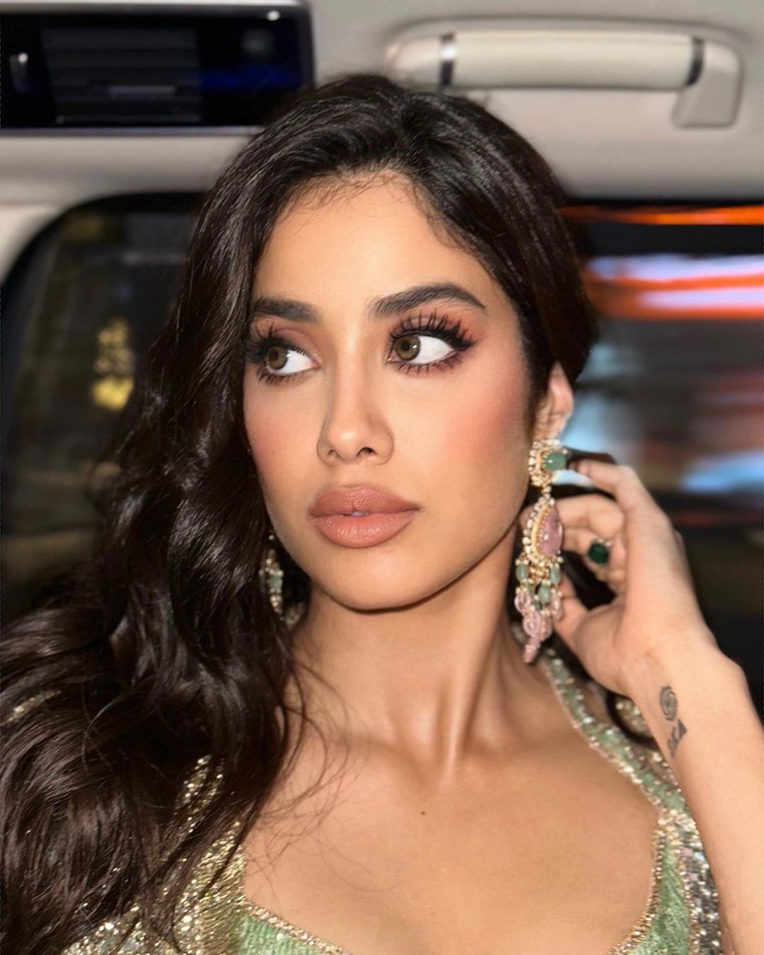 Janhvi Kapoor is making everyone's heart beat with open hair in lehenga 8292