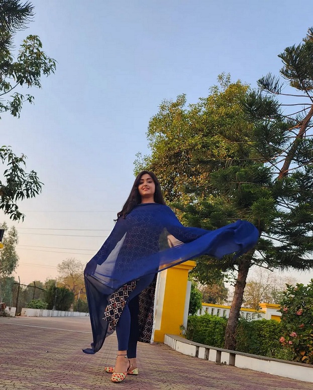 Kajal Raghavani or Amrapali Dubey: Which actress's blue salwar suit won your heart? 5618