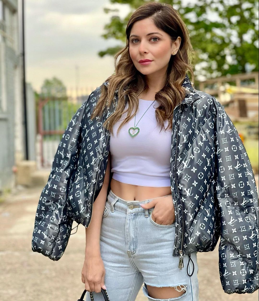 Kanika Kapoor is working her glamor magic on social media handle, see photos 5773