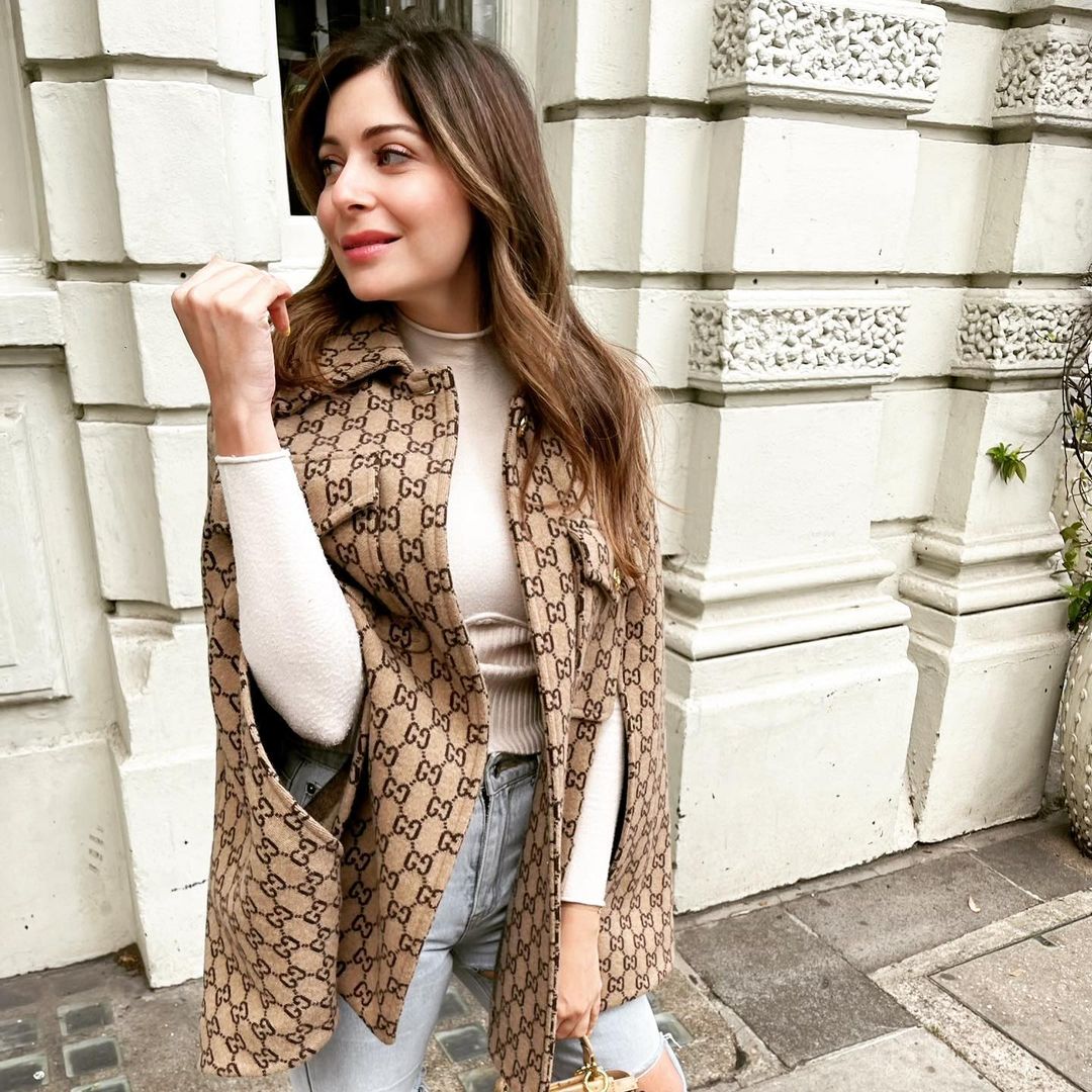 Kanika Kapoor is working her glamor magic on social media handle, see photos 5774