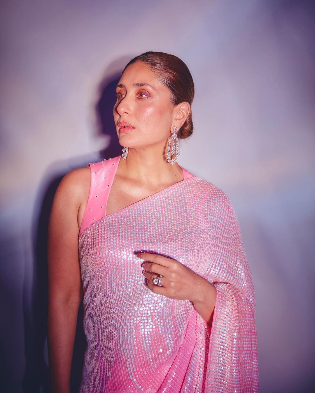 Kareena Kapoor Khan is serving beautiful vibes in sequinned saree look, see photos 6365