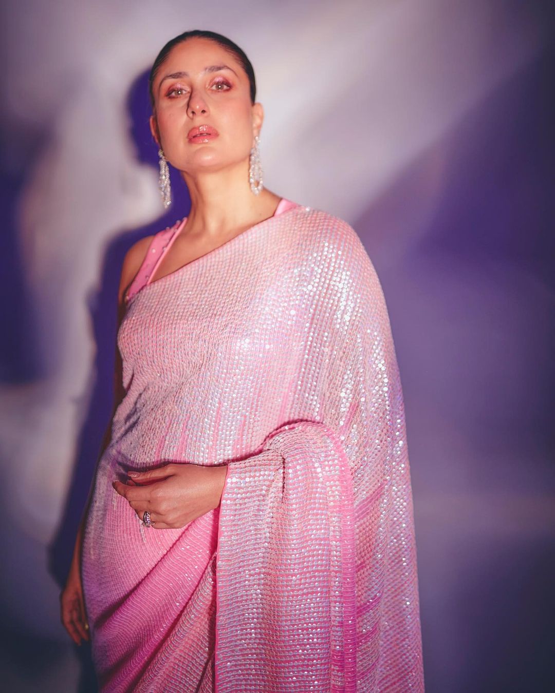 Kareena Kapoor Khan is serving beautiful vibes in sequinned saree look, see photos 6364