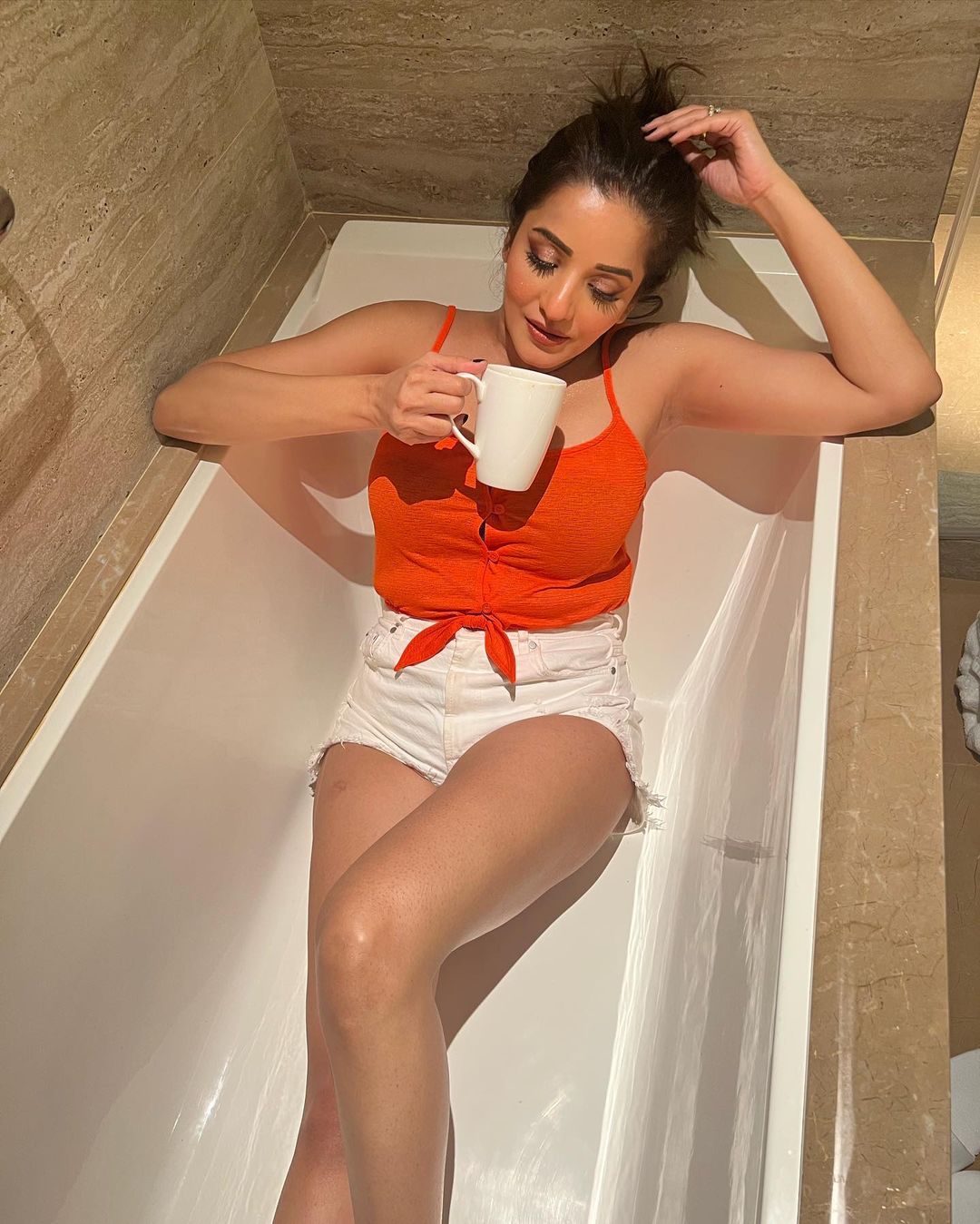 Monalisa melts the internet, shares pictures from bathtub 5573