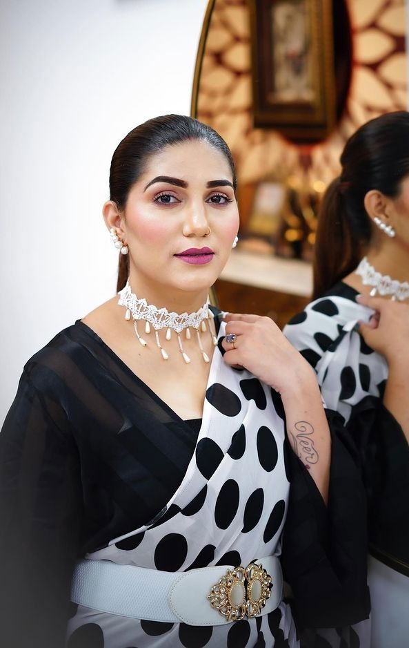 Monalisa or Sapna Chowdhary: Who showed her beautiful style in black and white polka dot saree? 7960