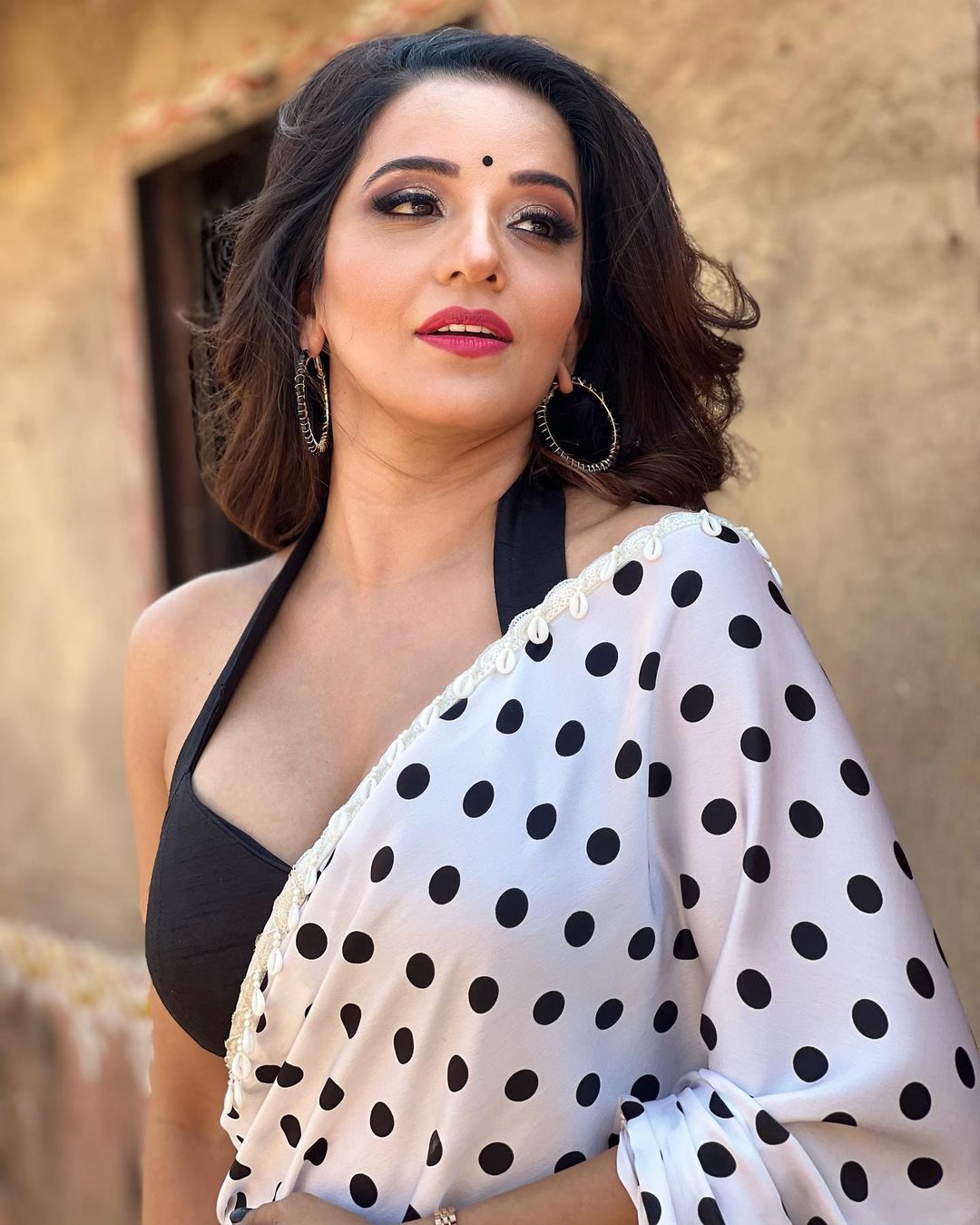 Monalisa or Sapna Chowdhary: Who showed her beautiful style in black and white polka dot saree? 7954