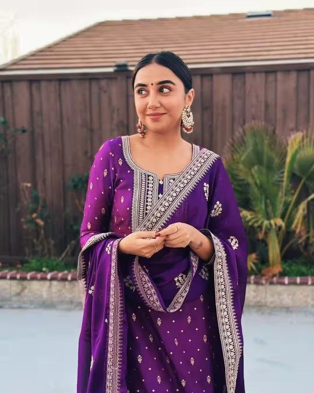 See beautiful picture of Prajakta Kohli in purple outfit 4459