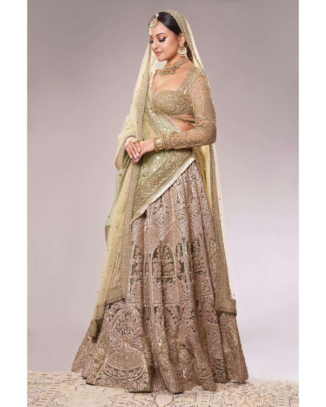 Sonakshi Sinha is attracting everyone with her unique bridal lehenga look 5858