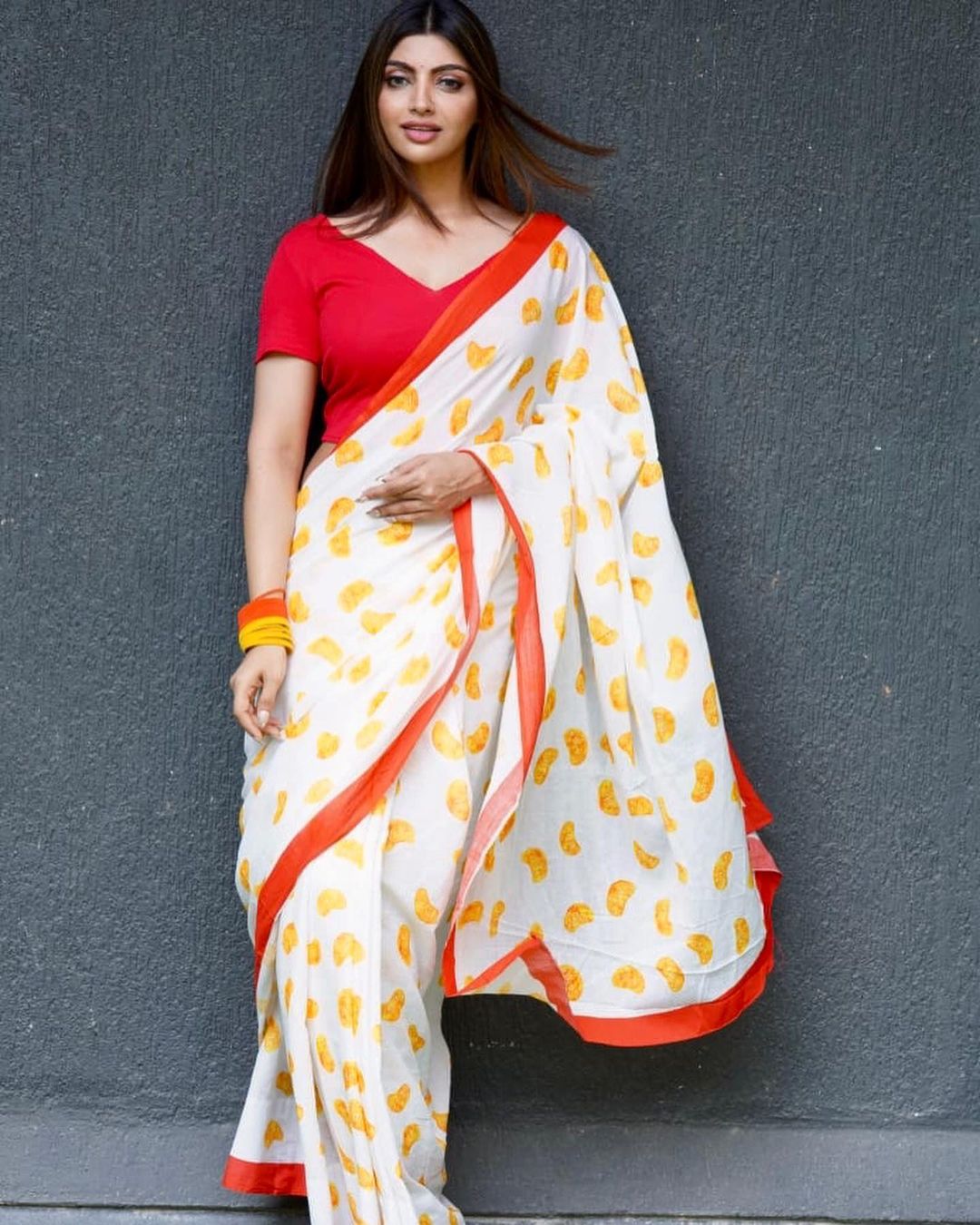 Akanksha Puri spread the magic of beauty in saree look 12969