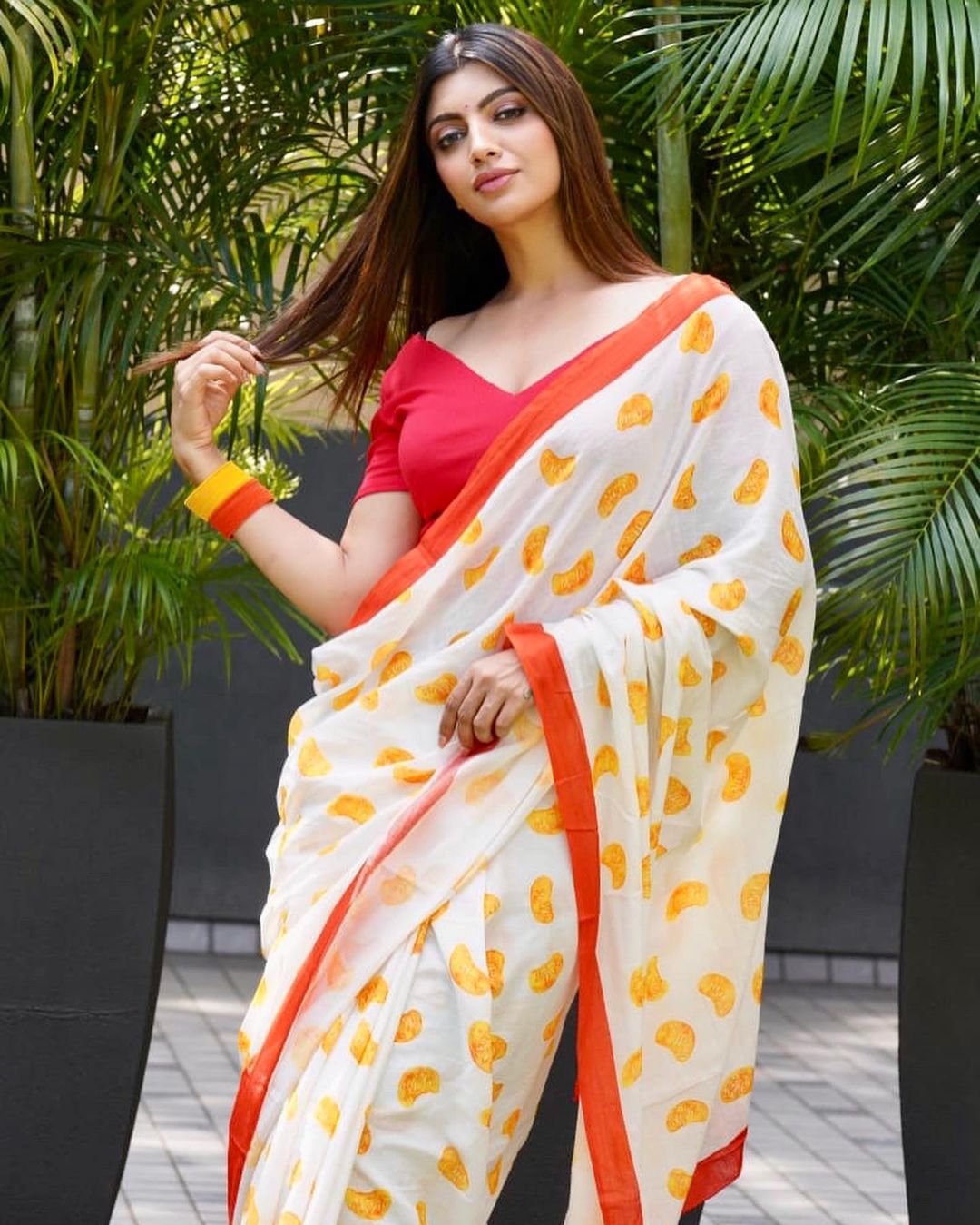 Akanksha Puri spread the magic of beauty in saree look 12970