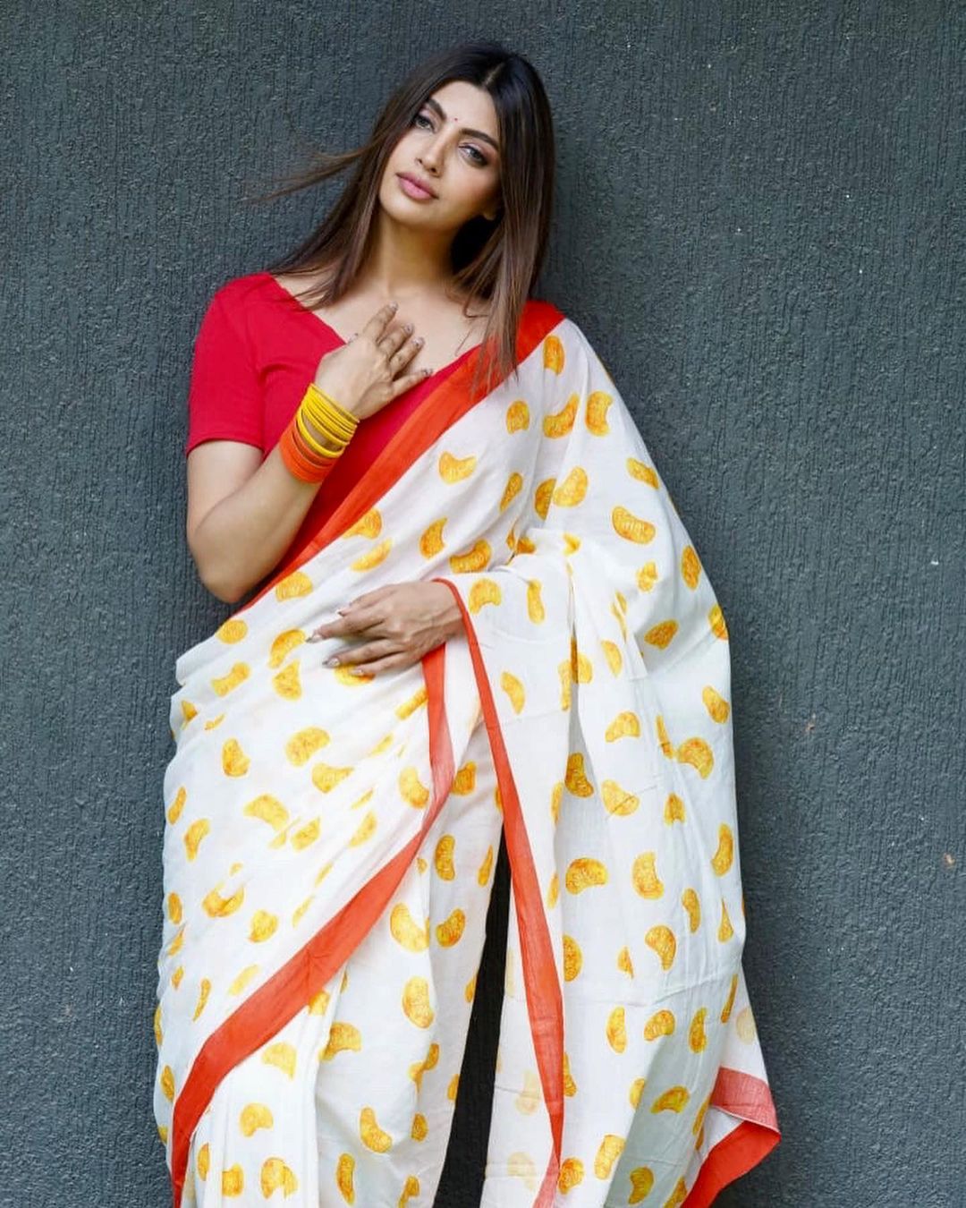 Akanksha Puri spread the magic of beauty in saree look 12971