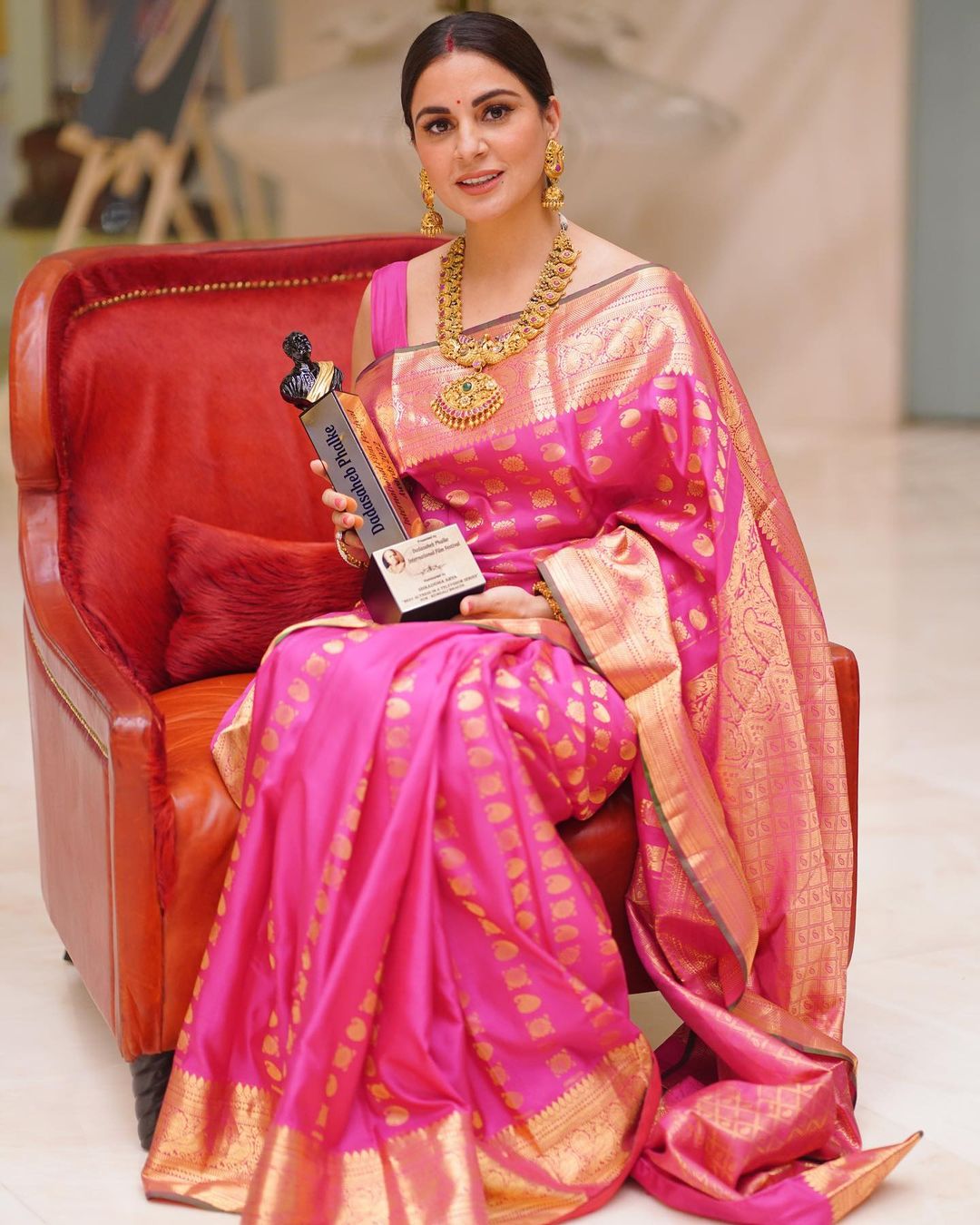 The traditional sari look of Kundali Bhagya fame Shraddha Arya increased the heartbeat of the fans. 11805