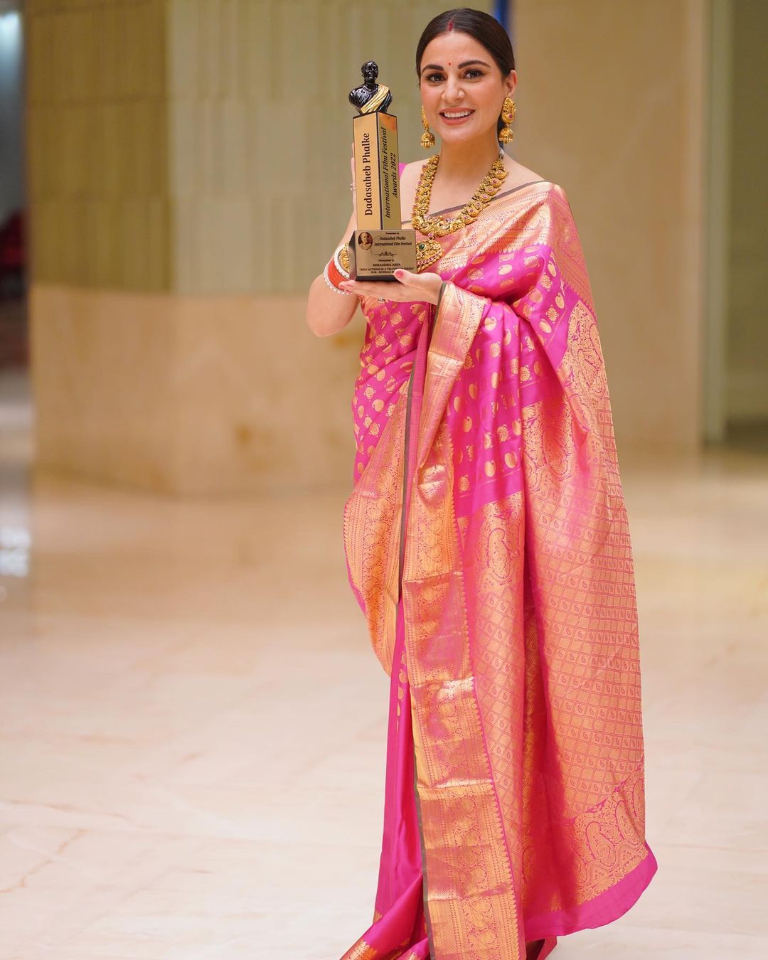 The traditional sari look of Kundali Bhagya fame Shraddha Arya increased the heartbeat of the fans. 11807