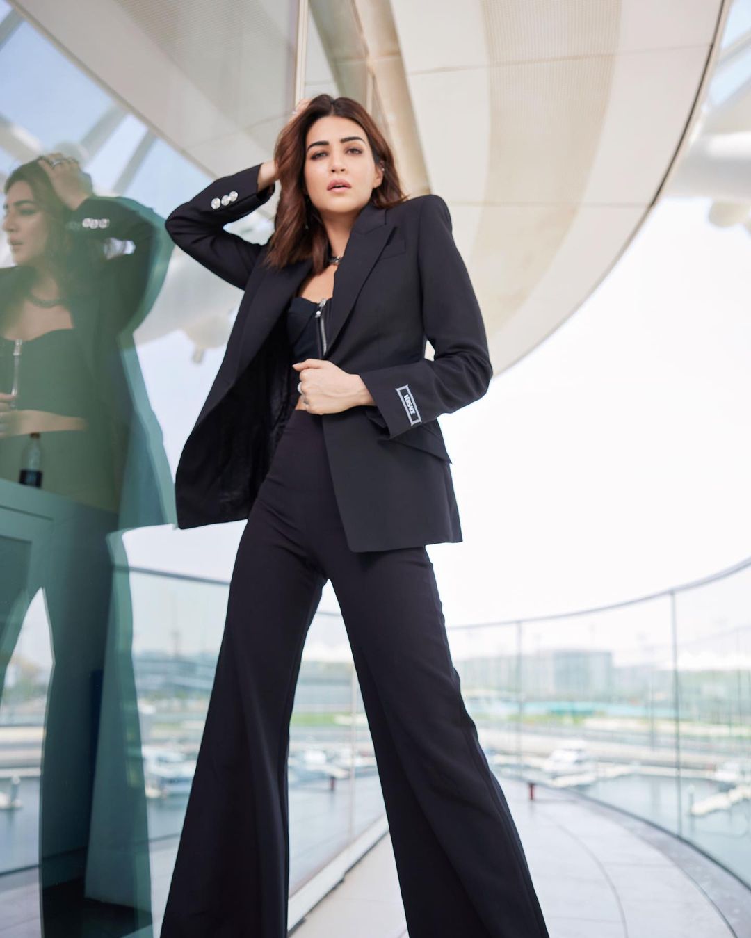 Kriti Sanon stuns with pant suit look, see photos 15740
