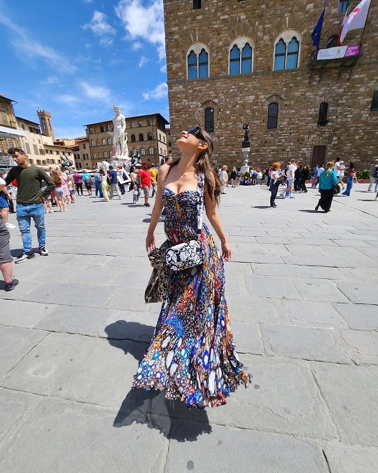 Mouni Roy's bold look seen in Italy 14785