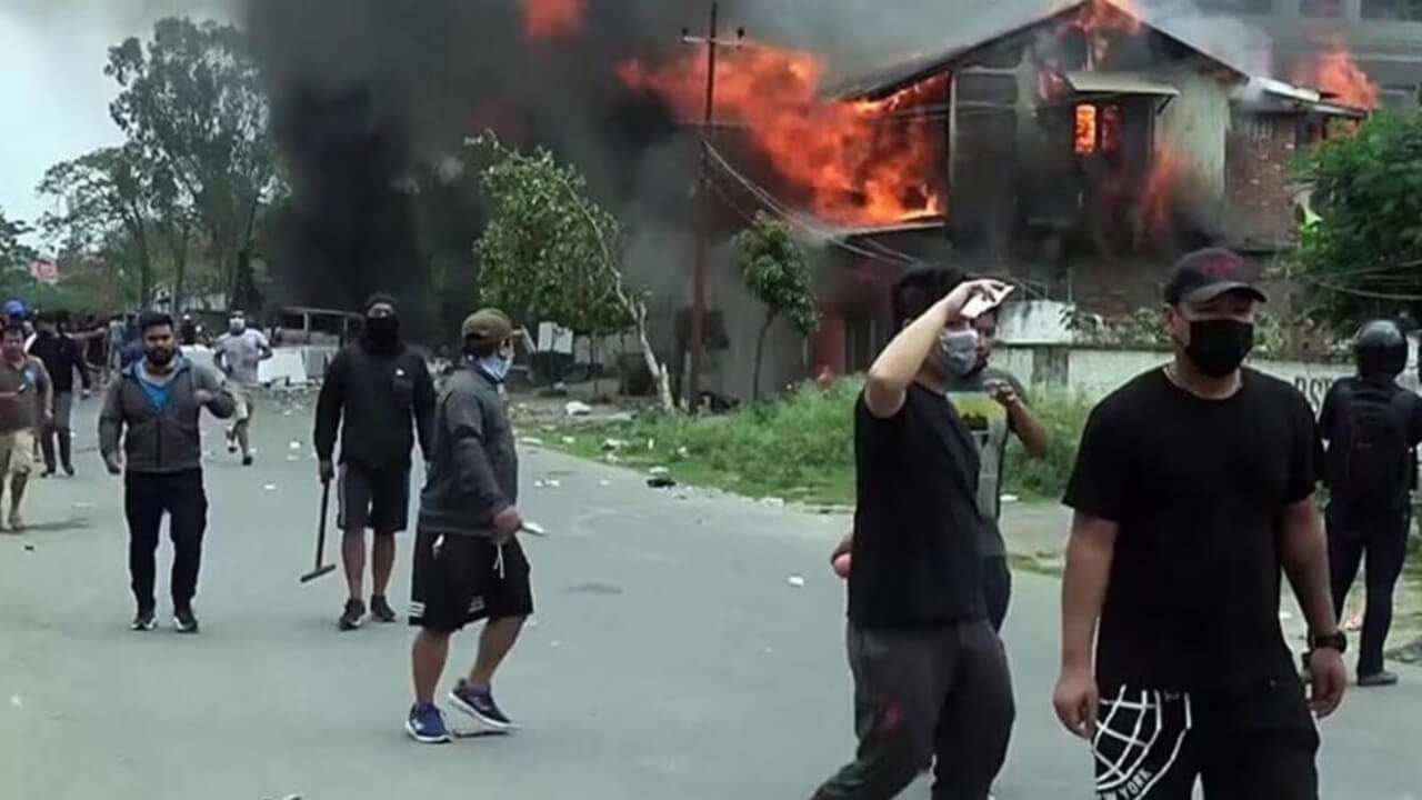 Manipur Violence: महिलाओं को बिना कपड़ों के सड़कों पर घुमाने से गुस्साएं मनोरंजन हस्तियां 21987