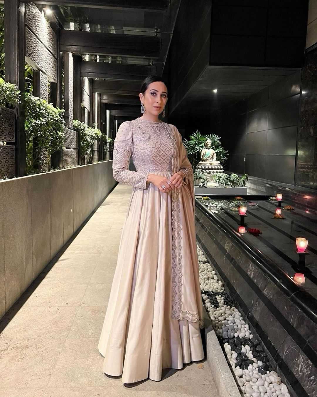 49 की उम्र कहर ढा रही है Karishma Kapoor, अनारकली से किया फैंस को प्रभावित 30847