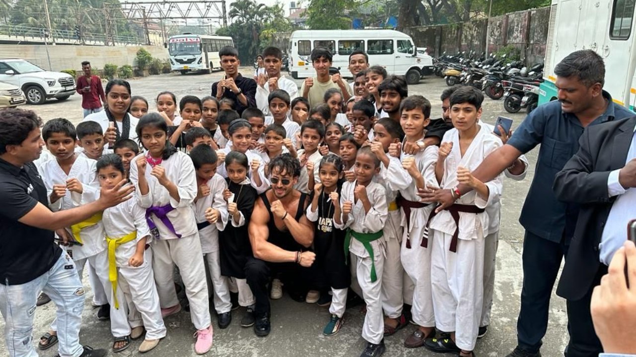 गेयटी गैलेक्सी सिनेमा में एक शानदार फैन इवेंट के दौरान टाइगर श्रॉफ की गणपत के लिए फैन्स की जबरदस्त एक्साइमेंट आई नजर 33006