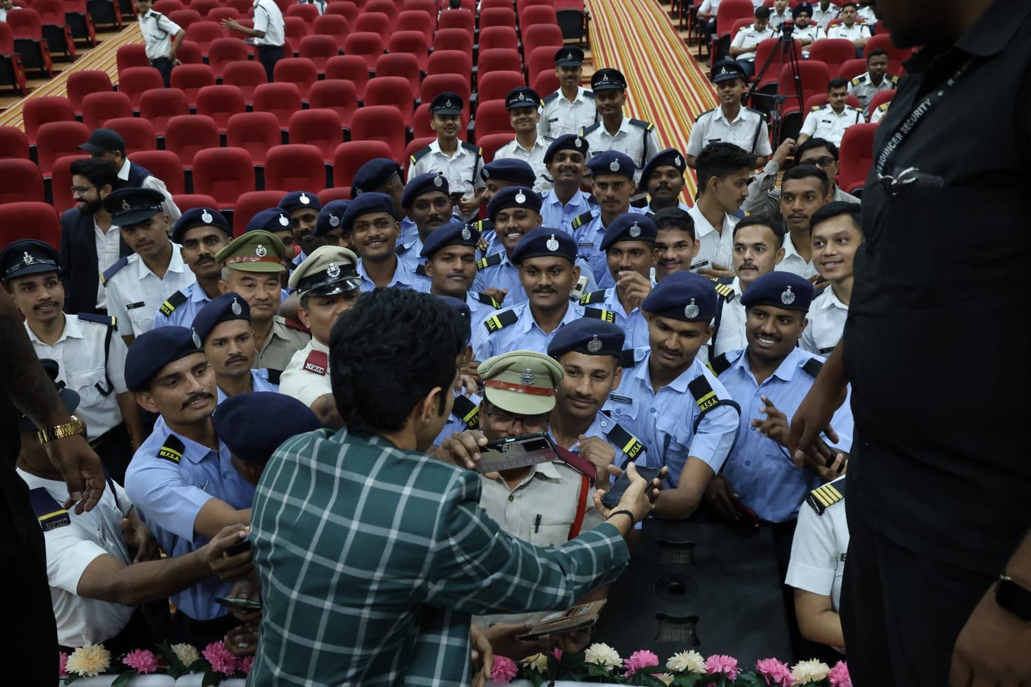 अग्नि स्टार प्रतीक गांधी और भारतीय अग्निशमन सेवा ने युवाओं को प्रेरित करने के लिए मिलाया हाथ 54057